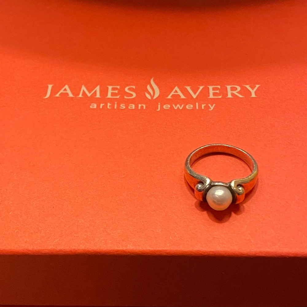 Retired Vintage pearl ring
Sz 4.5